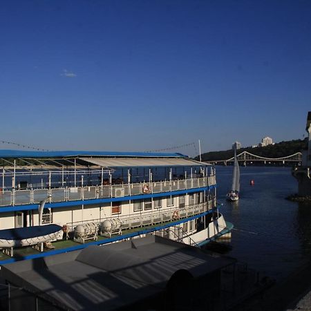 Bogdan Khmelnytskyi Hotel Kiev Bagian luar foto