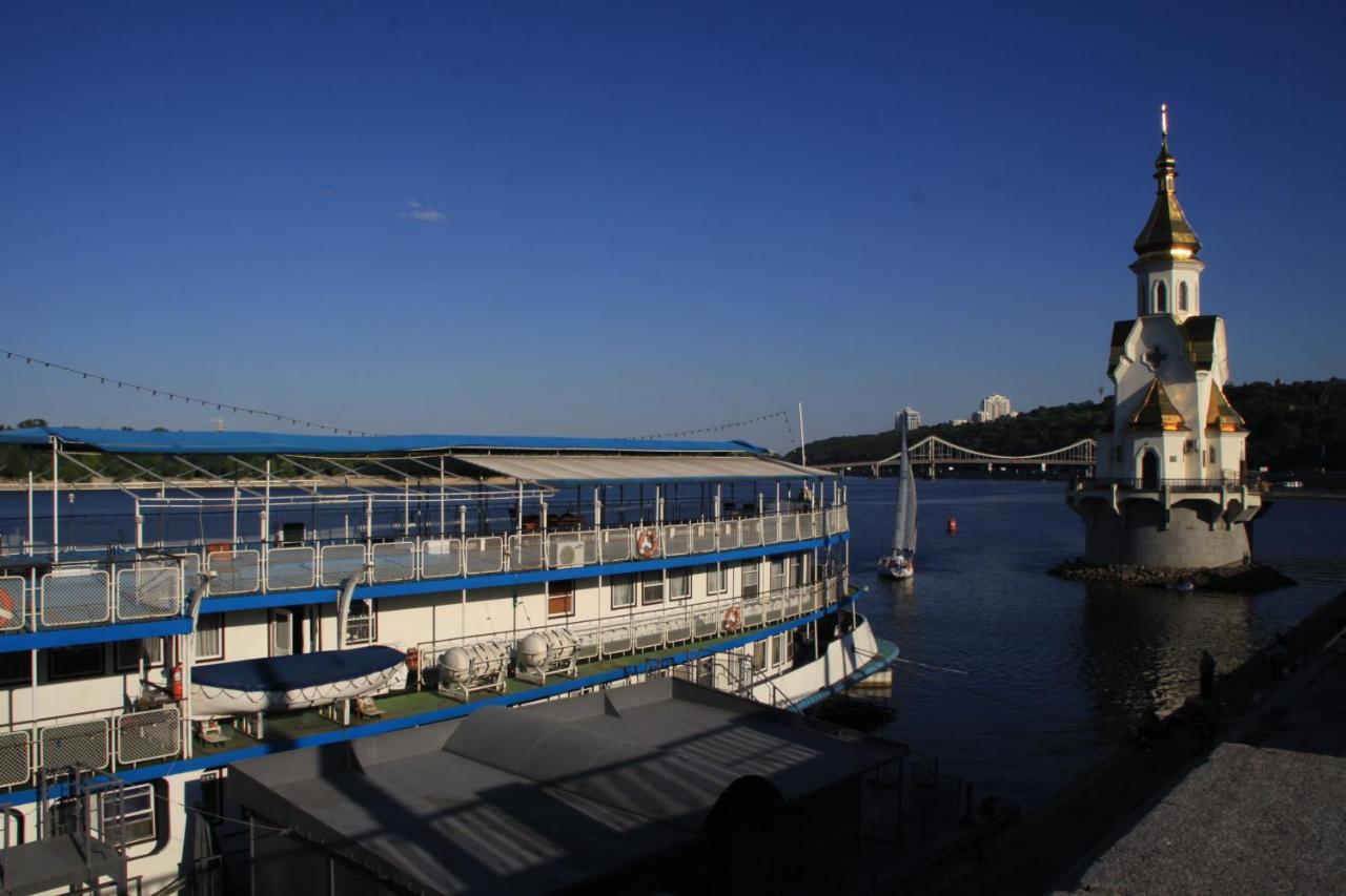 Bogdan Khmelnytskyi Hotel Kiev Bagian luar foto