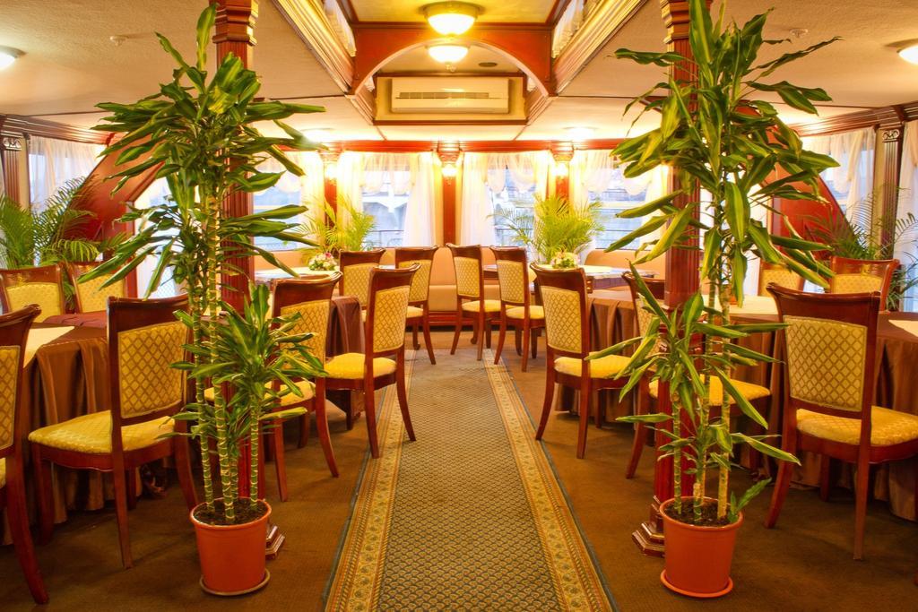 Bogdan Khmelnytskyi Hotel Kiev Bagian luar foto