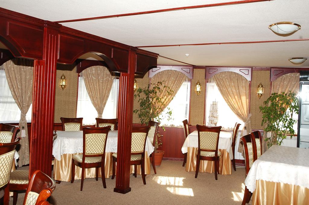 Bogdan Khmelnytskyi Hotel Kiev Bagian luar foto