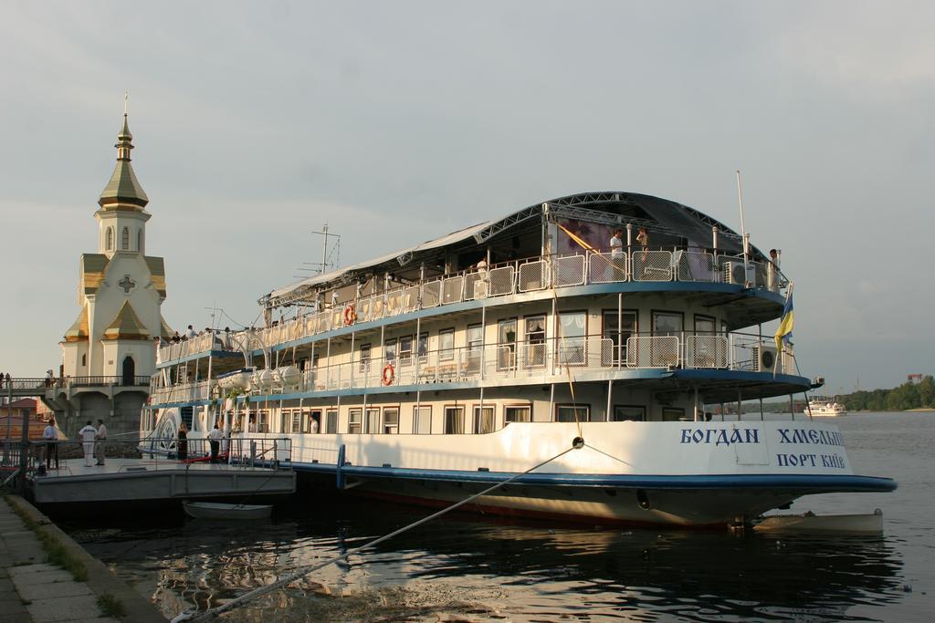 Bogdan Khmelnytskyi Hotel Kiev Bagian luar foto