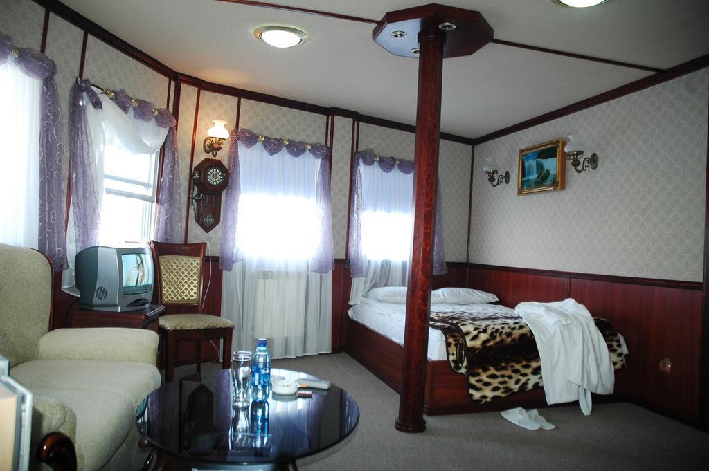 Bogdan Khmelnytskyi Hotel Kiev Bagian luar foto