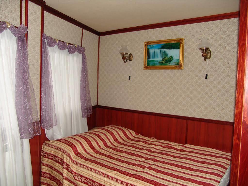 Bogdan Khmelnytskyi Hotel Kiev Bagian luar foto