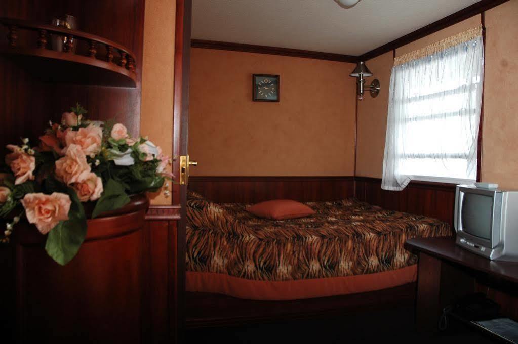 Bogdan Khmelnytskyi Hotel Kiev Bagian luar foto