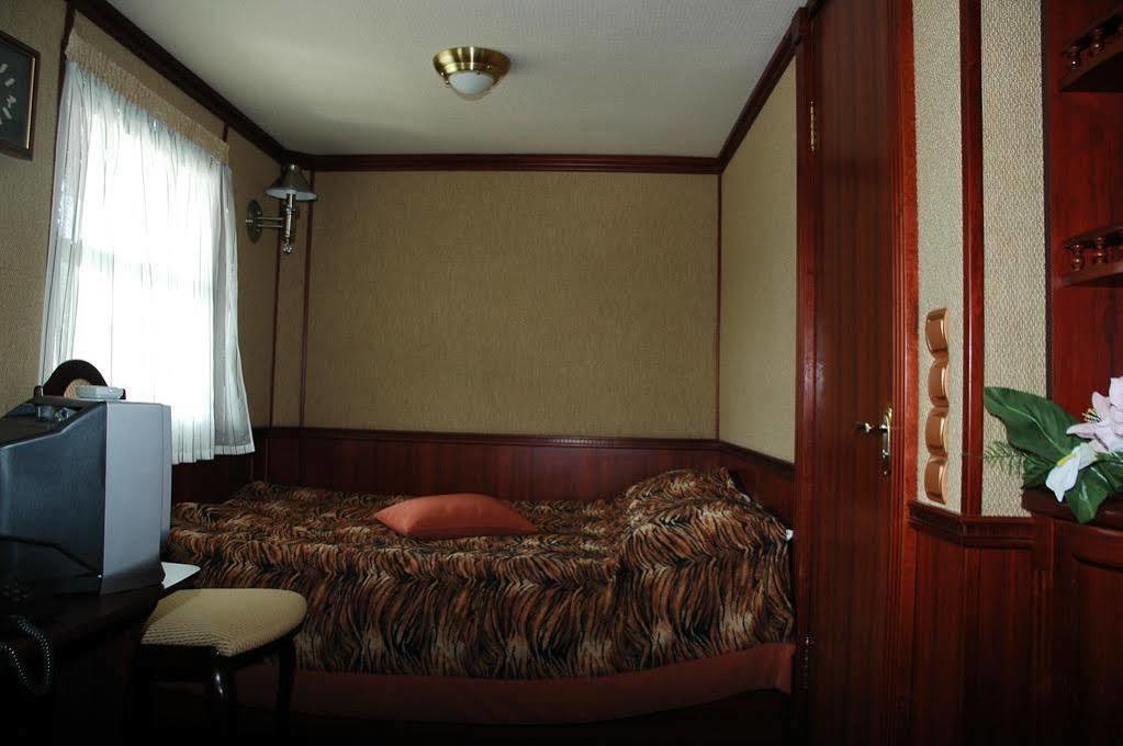 Bogdan Khmelnytskyi Hotel Kiev Bagian luar foto