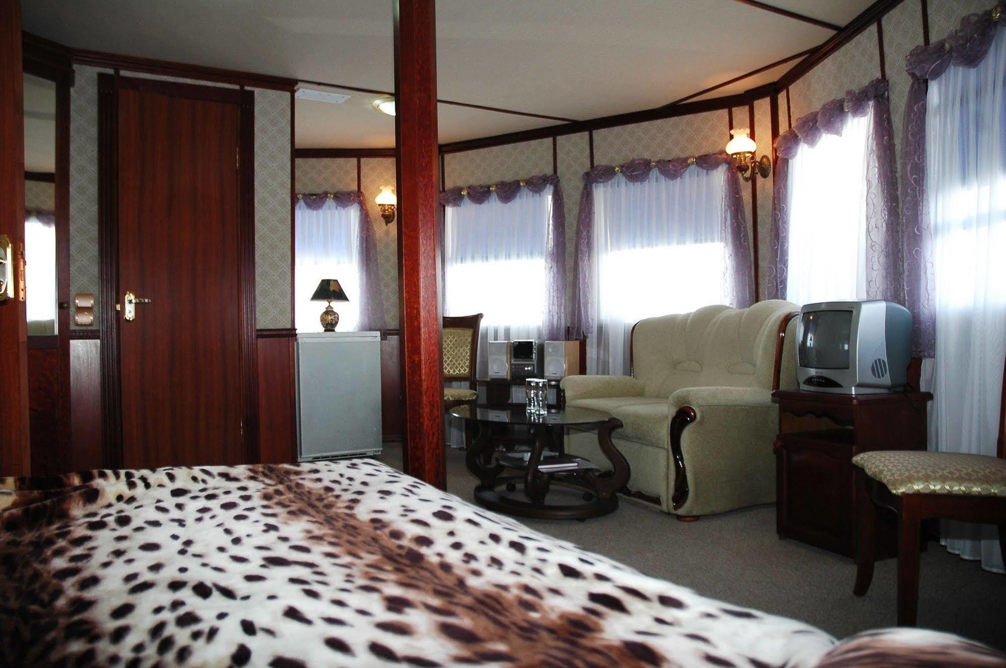 Bogdan Khmelnytskyi Hotel Kiev Bagian luar foto