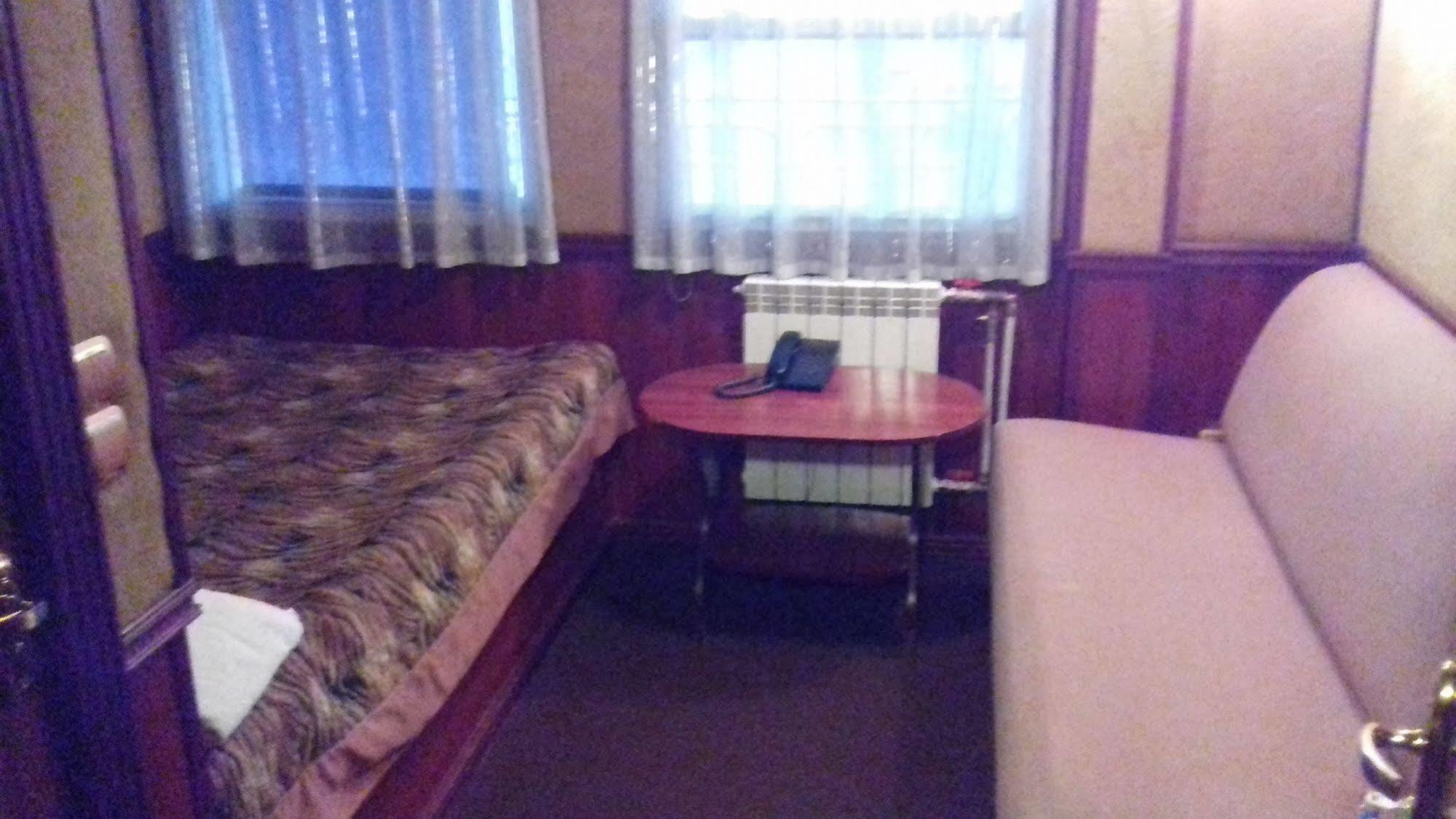 Bogdan Khmelnytskyi Hotel Kiev Bagian luar foto
