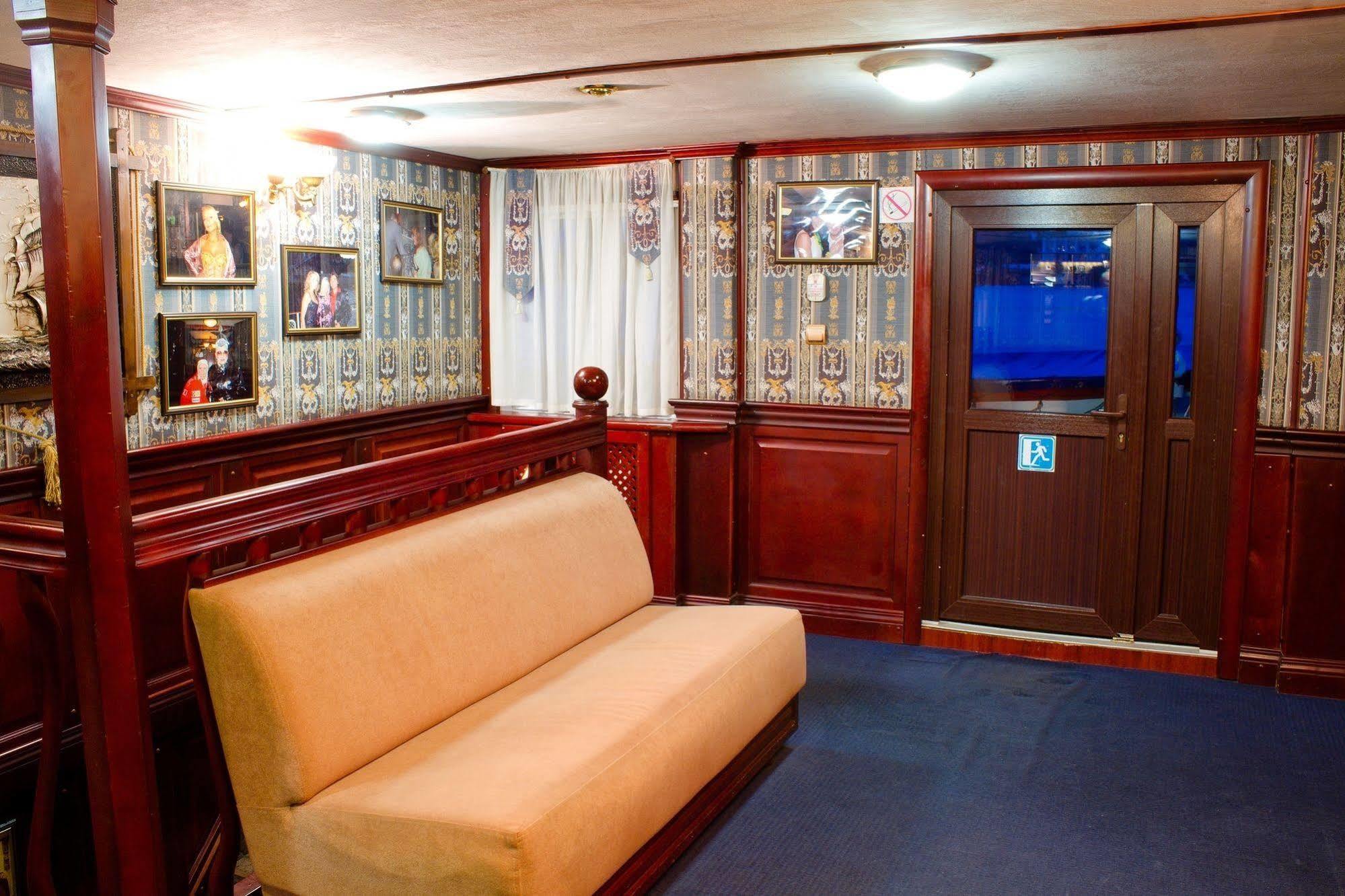 Bogdan Khmelnytskyi Hotel Kiev Bagian luar foto