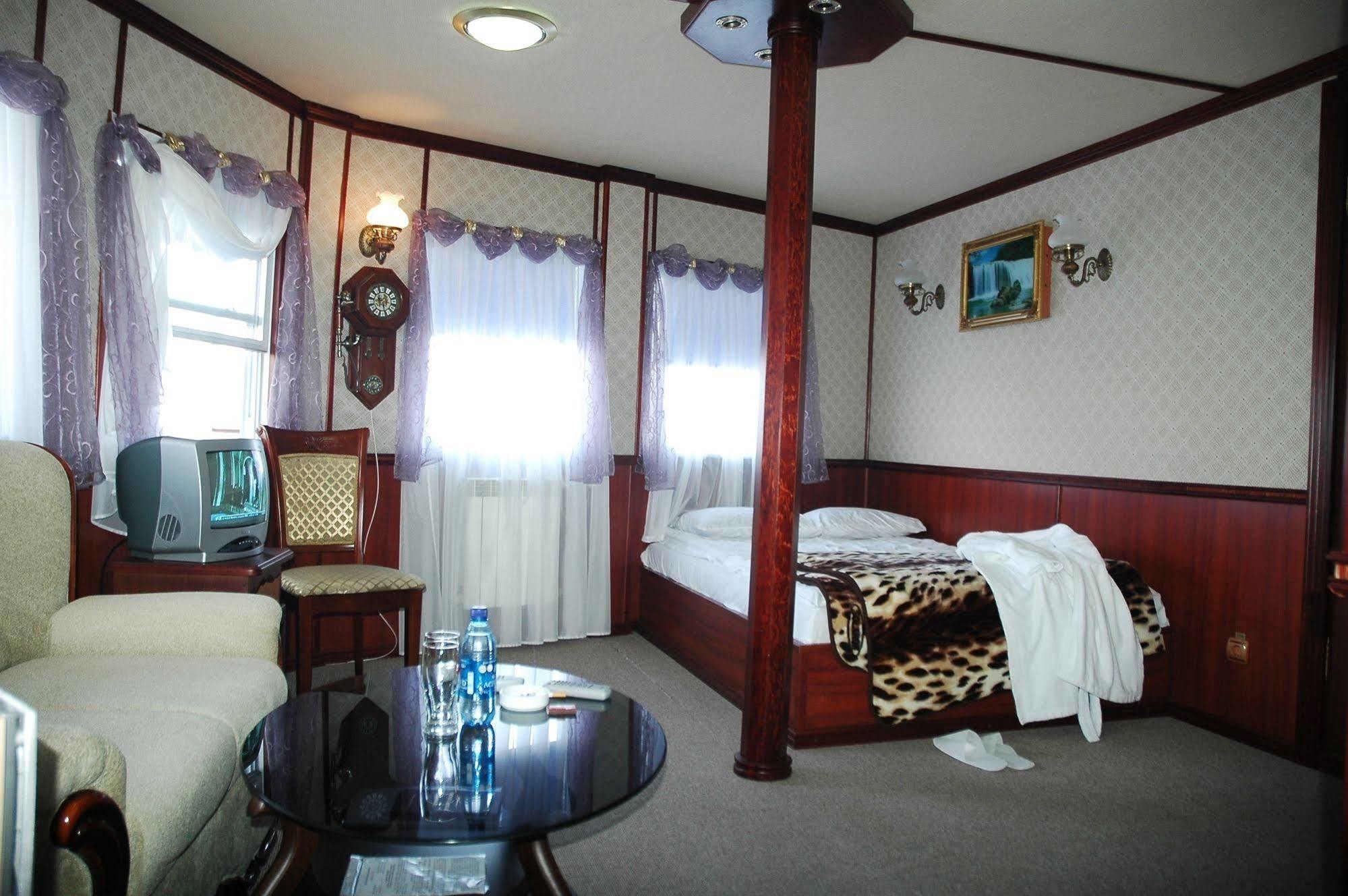Bogdan Khmelnytskyi Hotel Kiev Bagian luar foto