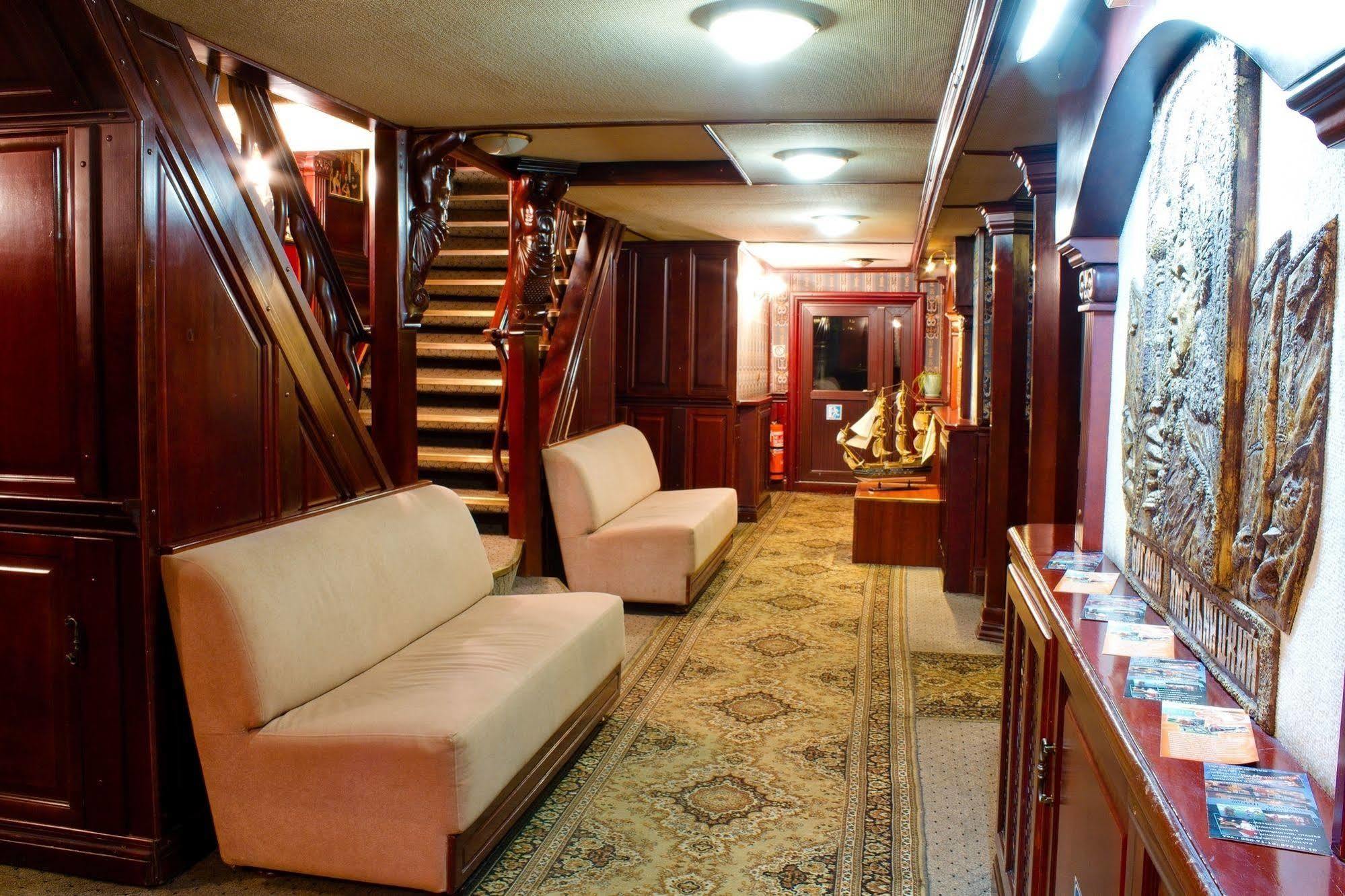 Bogdan Khmelnytskyi Hotel Kiev Bagian luar foto