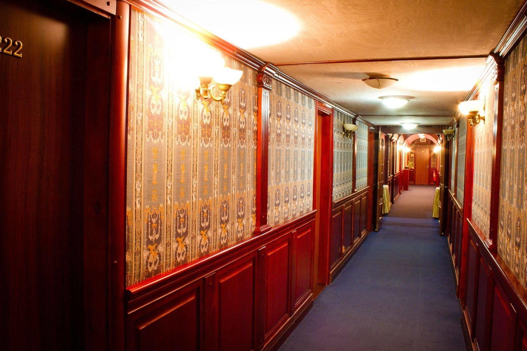 Bogdan Khmelnytskyi Hotel Kiev Bagian luar foto