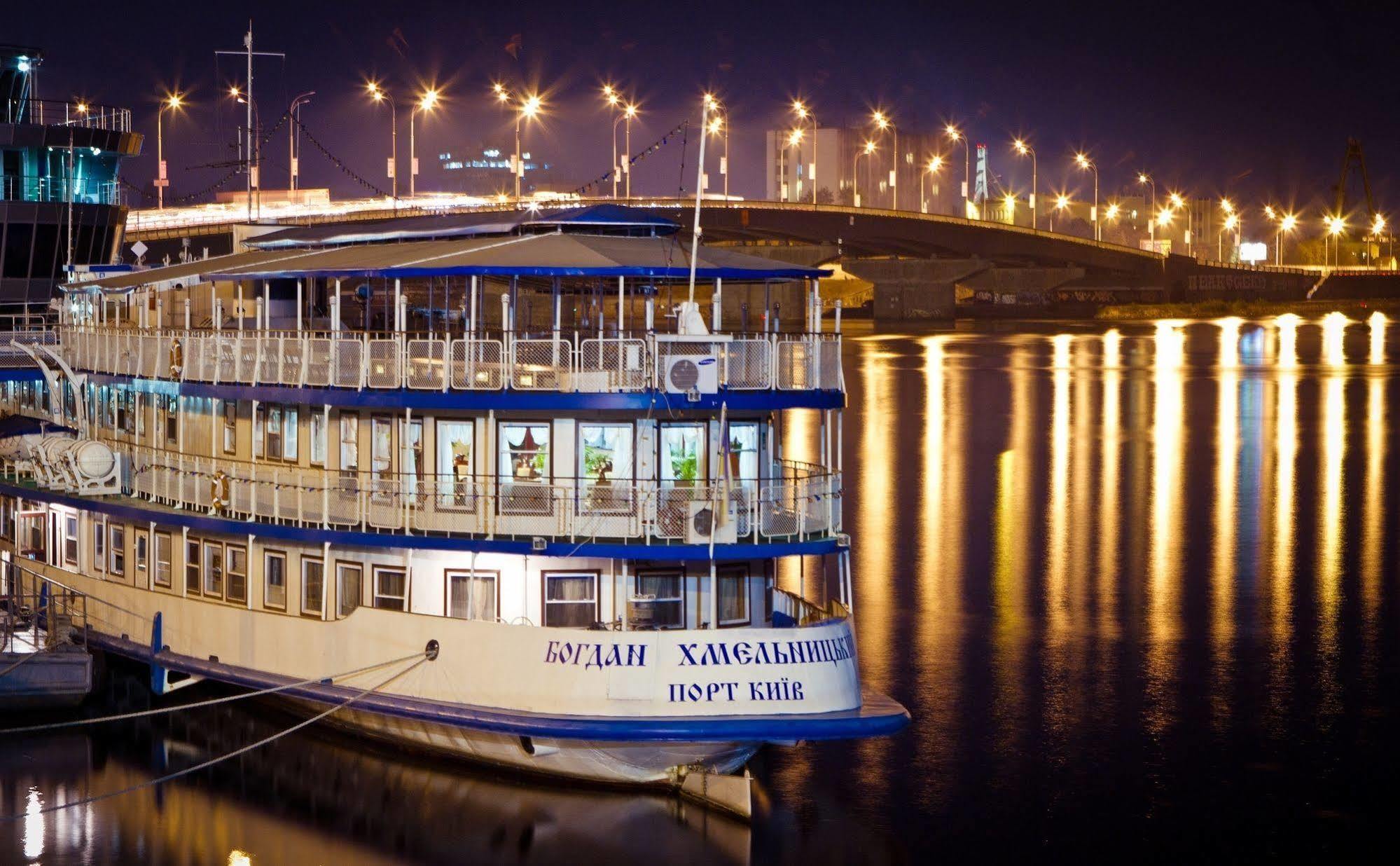 Bogdan Khmelnytskyi Hotel Kiev Bagian luar foto