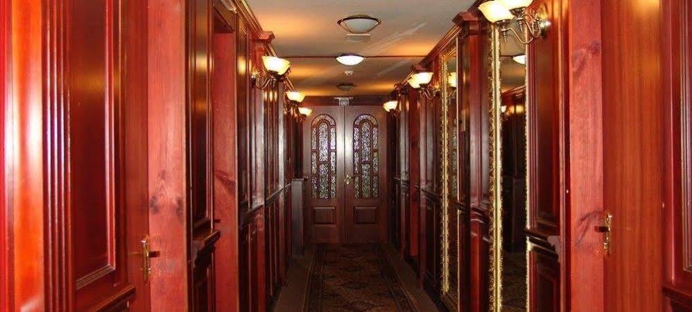 Bogdan Khmelnytskyi Hotel Kiev Bagian luar foto