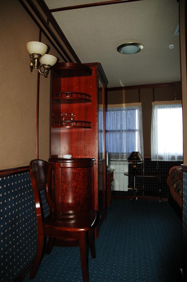 Bogdan Khmelnytskyi Hotel Kiev Bagian luar foto