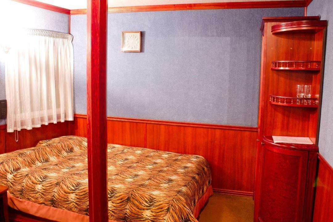 Bogdan Khmelnytskyi Hotel Kiev Bagian luar foto